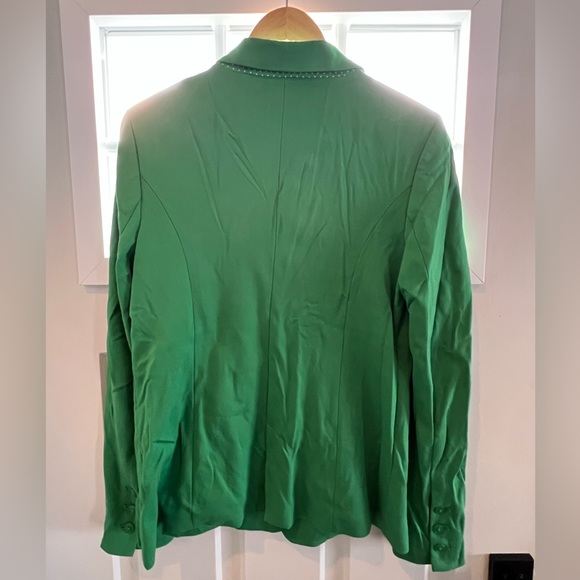 Nice quality blazer with a little stretch. Perfect UND colors. - Picture 4 of 6